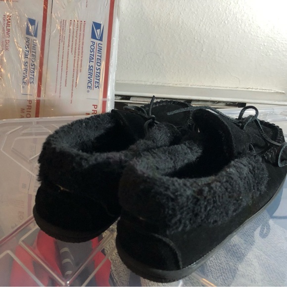 Minnetonka 40650 Women’s Black Suede Sheep Lined Slip On Slippers 9M - Picture 8 of 11